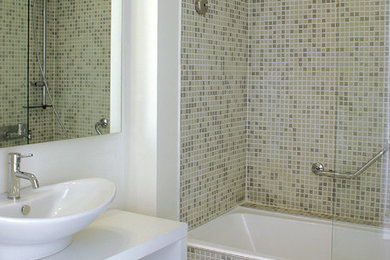 ミルウォーキーにあるお手頃価格の小さなコンテンポラリースタイルのおしゃれな子供用バスルーム (ベッセル式洗面器、アルコーブ型浴槽、シャワー付き浴槽	、緑のタイル、モザイクタイル、白い壁、モザイクタイル) の写真