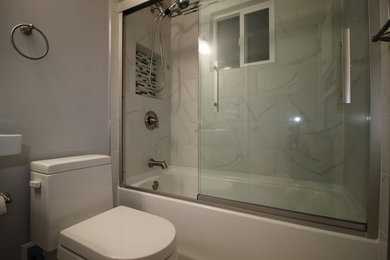 シアトルにあるお手頃価格の小さなトランジショナルスタイルのおしゃれな浴室の写真