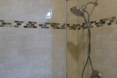 Ejemplo de cuarto de baño tradicional con baldosas y/o azulejos de porcelana y suelo de baldosas de porcelana