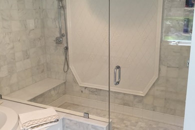 Modelo de cuarto de baño principal actual grande con armarios con paneles empotrados, puertas de armario blancas, bañera encastrada, ducha empotrada, baldosas y/o azulejos de porcelana, paredes grises y suelo de mármol