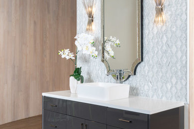 Ejemplo de cuarto de baño tradicional renovado con armarios con paneles lisos, baldosas y/o azulejos blancos, encimera de cuarzo compacto y encimeras blancas