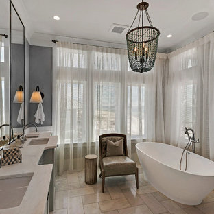 Esempio di una grande stanza da bagno stile marino con vasca freestanding, lavabo sottopiano, ante in stile shaker, ante grigie, pavimento in gres porcellanato e top in marmo
