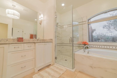 Идея дизайна: главная ванная комната среднего размера в стиле неоклассика (современная классика) с фасадами в стиле шейкер