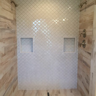 Ejemplo de cuarto de baño principal, romántico, grande, con armarios con paneles lisos, puertas de armario de madera en tonos medios, bañera encastrada, ducha abierta, sanitario de dos piezas, baldosas y/o azulejos beige, baldosas y/o azulejos de porcelana, paredes grises, suelo de baldosas de porcelana, lavabo bajoencimera y encimera de cuarzo compacto