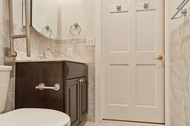 Diseño de cuarto de baño clásico con ducha a ras de suelo, baldosas y/o azulejos grises, baldosas y/o azulejos de porcelana, paredes grises y suelo de baldosas de porcelana