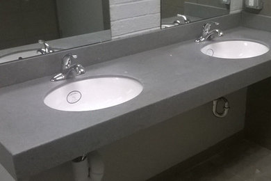 Example of a minimalist bathroom design in Grand Rapids