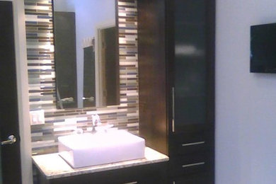 Foto de cuarto de baño actual de tamaño medio con armarios con paneles lisos, puertas de armario de madera en tonos medios, baldosas y/o azulejos multicolor y paredes azules