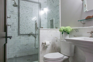 Imagen de cuarto de baño clásico de tamaño medio con baldosas y/o azulejos de cemento, suelo de mármol y aseo y ducha