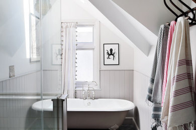 Diseño de cuarto de baño clásico renovado con bañera con patas, paredes blancas, aseo y ducha, suelo gris, ducha con puerta con bisagras, panelado y boiserie