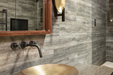 Inspiration för ett mellanstort funkis en-suite badrum, med möbel-liknande, skåp i mörkt trä, en dusch i en alkov, grå kakel, porslinskakel, grå väggar, klinkergolv i porslin och ett fristående handfat