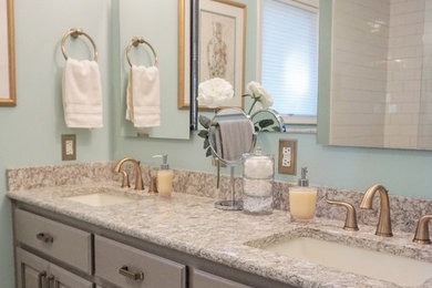 Diseño de cuarto de baño principal con puertas de armario grises, ducha abierta, baldosas y/o azulejos de cemento, lavabo bajoencimera y encimera de cuarzo compacto