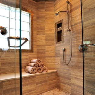 Foto di una grande stanza da bagno padronale design con lavabo sospeso, ante in stile shaker, ante in legno bruno, top in quarzo composito, doccia doppia, WC monopezzo, piastrelle beige, piastrelle di vetro, pareti marroni e pavimento con piastrelle di ciottoli