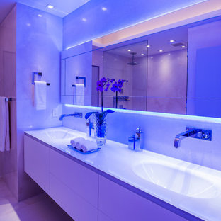 Ispirazione per una grande stanza da bagno padronale contemporanea con ante lisce, ante beige, vasca ad angolo, doccia aperta, WC monopezzo, piastrelle bianche, piastrelle di vetro, pareti beige, pavimento con piastrelle in ceramica, lavabo da incasso, top in vetro, pavimento beige e doccia aperta