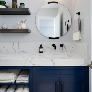 Foto di una stanza da bagno tradizionale con ante blu, pareti bianche, pavimento multicolore e top bianco