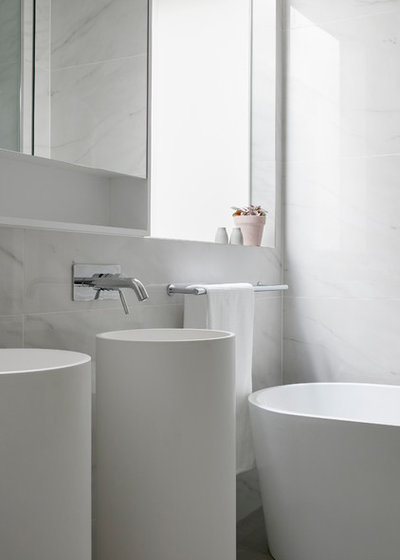 Modern Bathroom by smarterBATHROOMS+