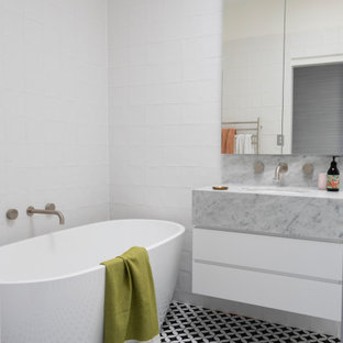 This is an example of a contemporary bathroom in Melbourne.