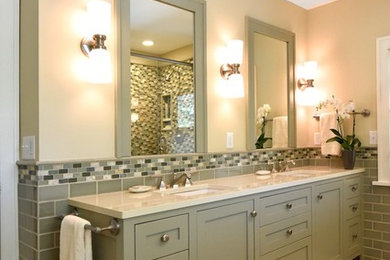 他の地域にある中くらいなトラディショナルスタイルのおしゃれな浴室 (アンダーカウンター洗面器、フラットパネル扉のキャビネット、緑のキャビネット、クオーツストーンの洗面台、アンダーマウント型浴槽、分離型トイレ、緑のタイル、サブウェイタイル、ベージュの壁、セラミックタイルの床) の写真