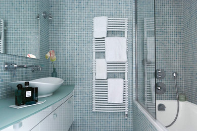 Idee per una piccola stanza da bagno per bambini minimal con ante bianche, vasca da incasso, doccia a filo pavimento, piastrelle verdi, piastrelle a mosaico, pareti verdi, pavimento con piastrelle a mosaico, lavabo a bacinella e top piastrellato