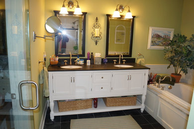 Inspiration for a classic bathroom in Bridgeport.