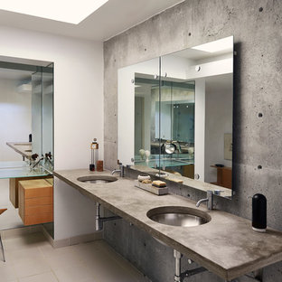 Mittelgroßes Industrial Badezimmer En Suite mit offenen Schränken, Wandtoilette mit Spülkasten, grauen Fliesen, Zementfliesen, grauer Wandfarbe, Keramikboden, Unterbauwaschbecken, Beton-Waschbecken/Waschtisch und beigem Boden in Sonstige