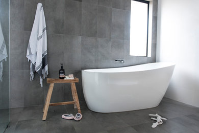 Пример оригинального дизайна: ванная комната в скандинавском стиле с отдельно стоящей ванной