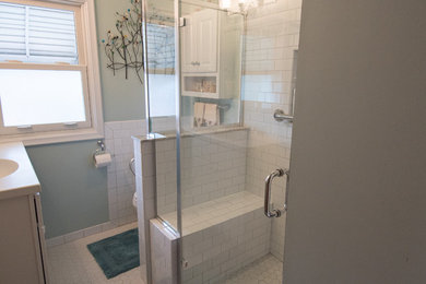 デトロイトにあるお手頃価格の小さなトラディショナルスタイルのおしゃれなバスルーム (浴槽なし) (レイズドパネル扉のキャビネット、アルコーブ型シャワー、分離型トイレ、セラミックタイルの床、一体型シンク、開き戸のシャワー) の写真