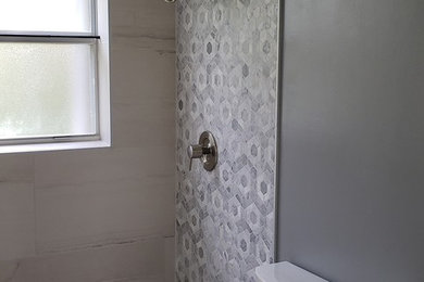 Ejemplo de cuarto de baño contemporáneo de tamaño medio con armarios con paneles lisos, puertas de armario blancas, sanitario de dos piezas, paredes grises, suelo de baldosas de porcelana, lavabo bajoencimera, encimera de cuarzo compacto, suelo gris y encimeras blancas