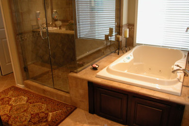 Exempel på ett mellanstort modernt en-suite badrum, med luckor med upphöjd panel, skåp i mörkt trä, ett platsbyggt badkar, en hörndusch, beige kakel, keramikplattor, beige väggar och klinkergolv i keramik