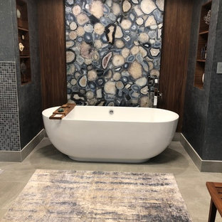 Modern inredning av ett stort beige beige en-suite badrum, med släta luckor, bruna skåp, ett fristående badkar, en dubbeldusch, blå kakel, glaskakel och bänkskiva i kvarts