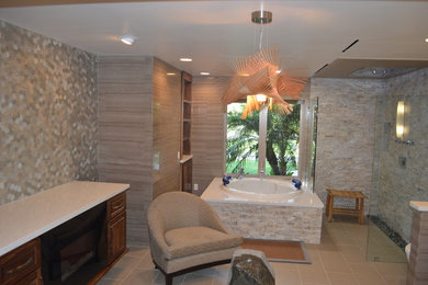 Свежая идея для дизайна: большая главная ванная комната в современном стиле с темными деревянными фасадами, накладной ванной, угловым душем, бежевой плиткой, серой плиткой, бежевыми стенами, каменной плиткой и полом из керамогранита - отличное фото интерьера