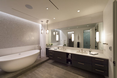 シカゴにある巨大なモダンスタイルのおしゃれなマスターバスルーム (置き型浴槽、グレーのタイル、白い壁) の写真
