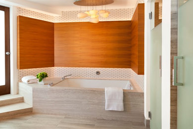 ラスベガスにある広いコンテンポラリースタイルのおしゃれなマスターバスルーム (アンダーマウント型浴槽、白い壁、磁器タイルの床、ベージュの床) の写真