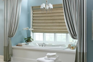 Modelo de cuarto de baño principal clásico grande con puertas de armario blancas, bañera encastrada y paredes azules