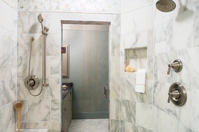 アトランタにある巨大なトラディショナルスタイルのおしゃれなマスターバスルーム (オープン型シャワー、グレーのタイル) の写真