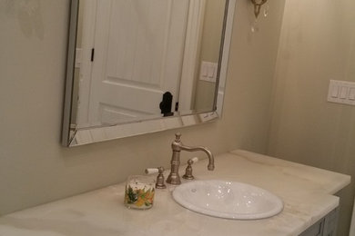 Ejemplo de cuarto de baño principal clásico renovado