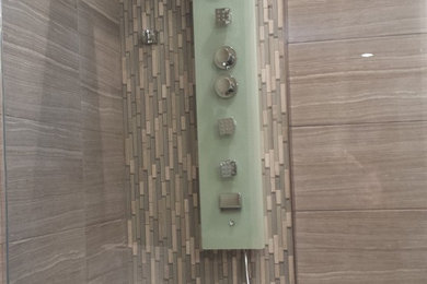 Mittelgroßes Modernes Duschbad mit Schrankfronten im Shaker-Stil, dunklen Holzschränken, Duschnische, Wandtoilette mit Spülkasten, beigen Fliesen, Stäbchenfliesen, beiger Wandfarbe, Keramikboden, Unterbauwaschbecken, Granit-Waschbecken/Waschtisch, beigem Boden und offener Dusche in Edmonton