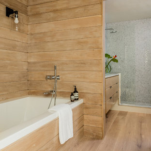 Bild på ett funkis grå grått en-suite badrum, med skåp i ljust trä, beige väggar, ljust trägolv, beiget golv, släta luckor, ett platsbyggt badkar, blå kakel, mosaik, en hörndusch och med dusch som är öppen
