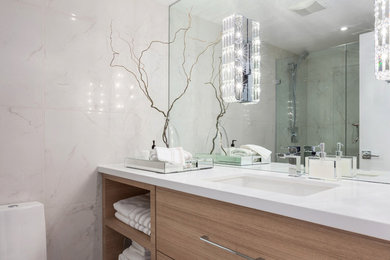 バンクーバーにあるコンテンポラリースタイルのおしゃれな浴室 (アンダーカウンター洗面器、コーナー設置型シャワー、白いタイル、白い壁) の写真