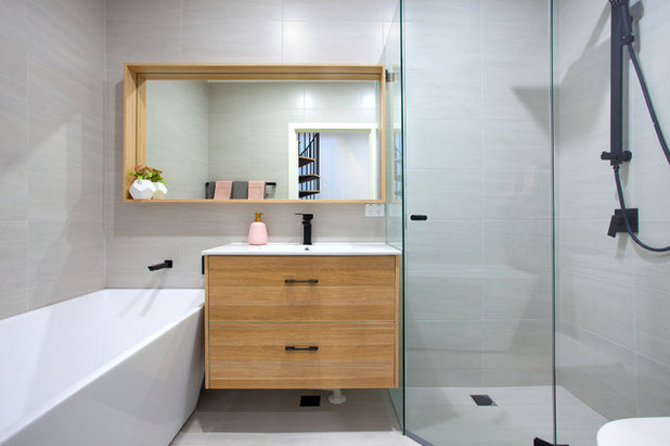 コンテンポラリー 浴室 by Pilcher Residential