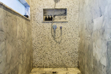 Diseño de cuarto de baño minimalista con ducha doble, baldosas y/o azulejos de piedra y suelo de mármol