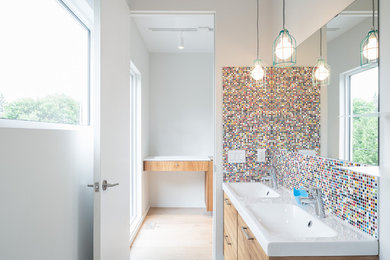 Foto de cuarto de baño infantil contemporáneo con lavabo integrado, baldosas y/o azulejos multicolor y baldosas y/o azulejos en mosaico