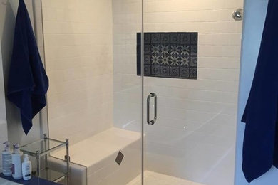 На фото: главная ванная комната в средиземноморском стиле с накладной ванной
