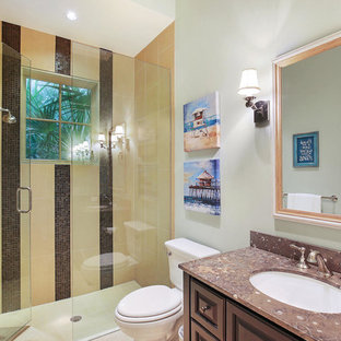 Esempio di una grande stanza da bagno con doccia tropicale con consolle stile comò, ante in legno bruno, vasca freestanding, doccia ad angolo, WC a due pezzi, piastrelle beige, piastrelle in ceramica, pareti bianche, pavimento in gres porcellanato, lavabo sottopiano e top in marmo