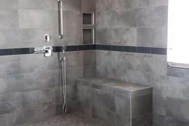 Großes Modernes Badezimmer mit offener Dusche, beiger Wandfarbe, Porzellan-Bodenfliesen, braunem Boden und offener Dusche in Las Vegas