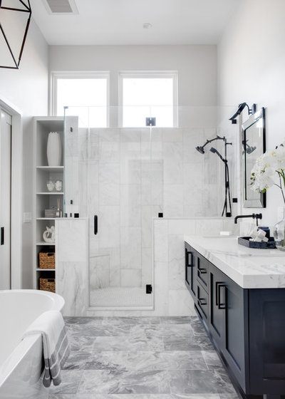 ビーチスタイル 浴室 by Kennedy Cole Interior Design