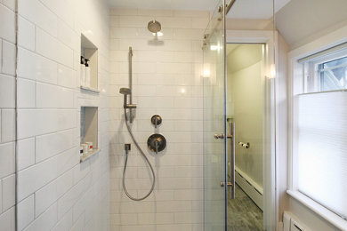 プロビデンスにある低価格の中くらいなモダンスタイルのおしゃれな浴室 (コーナー設置型シャワー、白いタイル、サブウェイタイル、白い壁、セラミックタイルの床) の写真