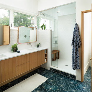 Foto di una stanza da bagno padronale minimalista con ante lisce, ante in legno chiaro, doccia alcova, piastrelle bianche, piastrelle diamantate, pareti bianche, lavabo sottopiano, pavimento verde, porta doccia a battente e top bianco