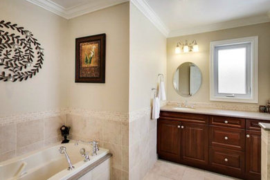 На фото: большая главная ванная комната в стиле неоклассика (современная классика) с полом из керамогранита, врезной раковиной и столешницей из искусственного кварца с