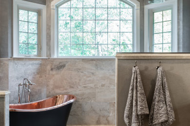 Idée de décoration pour une salle de bain tradition.