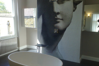 ロンドンにあるコンテンポラリースタイルのおしゃれな浴室 (ベッセル式洗面器、置き型浴槽、オープン型シャワー、一体型トイレ	、グレーの壁) の写真